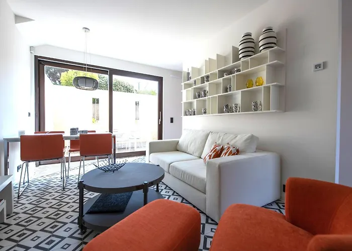Schicke Und Moderne Maisonnette Im Stadtzentrum By Interhome Holiday home Saint-Tropez